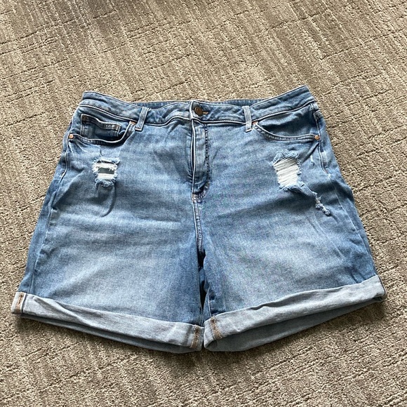 Simply Vera Vera Wang Destroyed Cuffed Denim Short - Picture 3 of 9